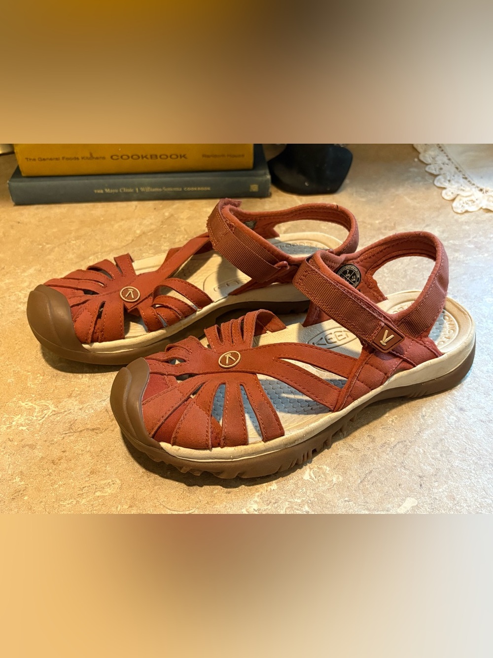 Keen Women's Rose Color Closed-Toe Sport Sandals w/ Velcro Straps size 7 - Picture 4 of 7